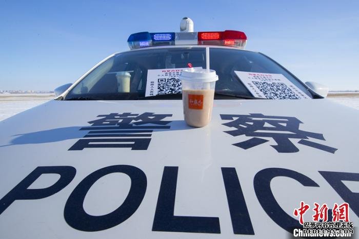 图为抗“疫”一线民警收到奶茶。　张扩 摄