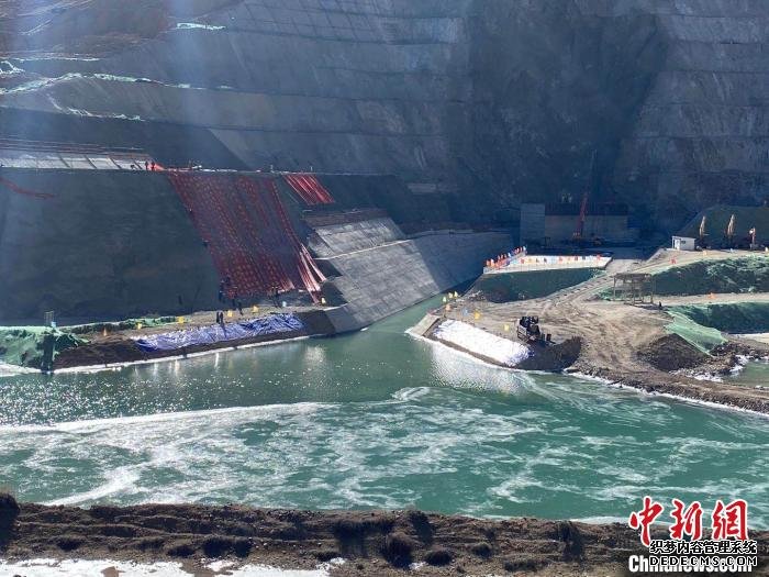 图为28日，西藏湘河水利枢纽及配套灌区工程-枢纽工程顺利完成截流。　西藏自治区水利厅 供图 摄