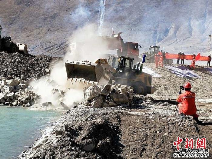 图为28日，西藏湘河水利枢纽及配套灌区工程-枢纽工程顺利完成截流。　日喀则市委宣传部 供图 摄