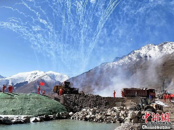 图为28日，西藏湘河水利枢纽及配套灌区工程-枢纽工程顺利完成截流。　日喀则市委宣传部 供图 摄